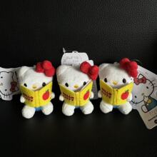 日本Me联名人气王看书hellokitty包包挂件毛绒公仔kt猫玩偶包挂饰
