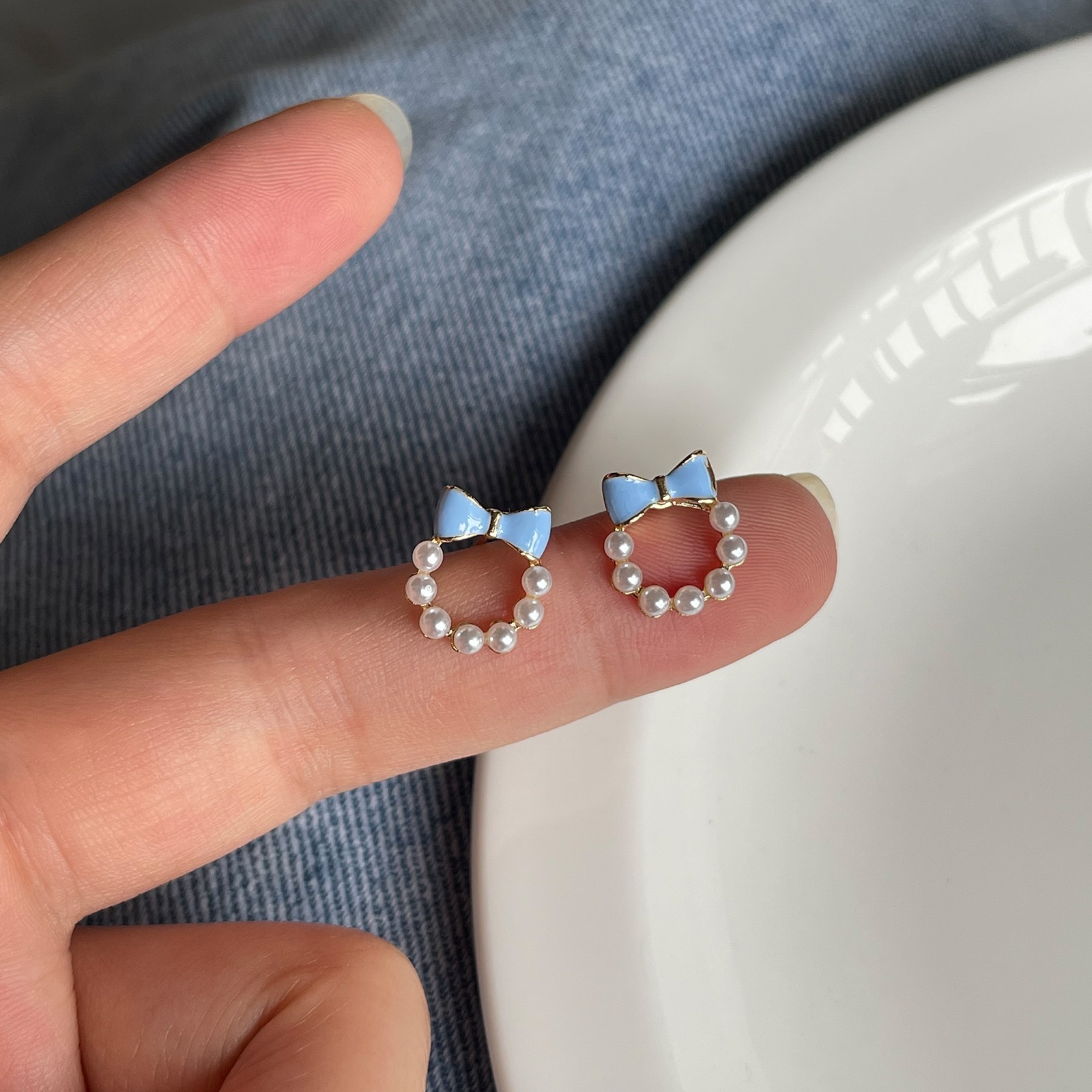 甘い青い蝶結びの真珠の耳の針の女性2023年の新型の潮のイヤリングの小さい大衆の設計感の耳の飾りの耳のクリップの女性