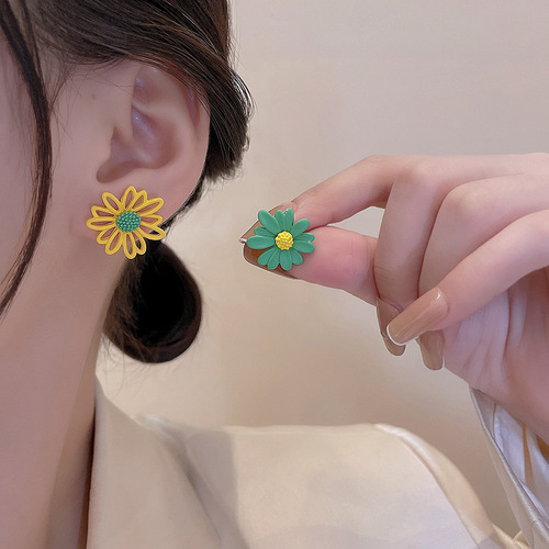 Dainty Daisy Ear Studs for Women - 2024 New Trendy, Niche, High-End Color-Colliding Fashion Ear Rings for Influencers and Fresh Vibes