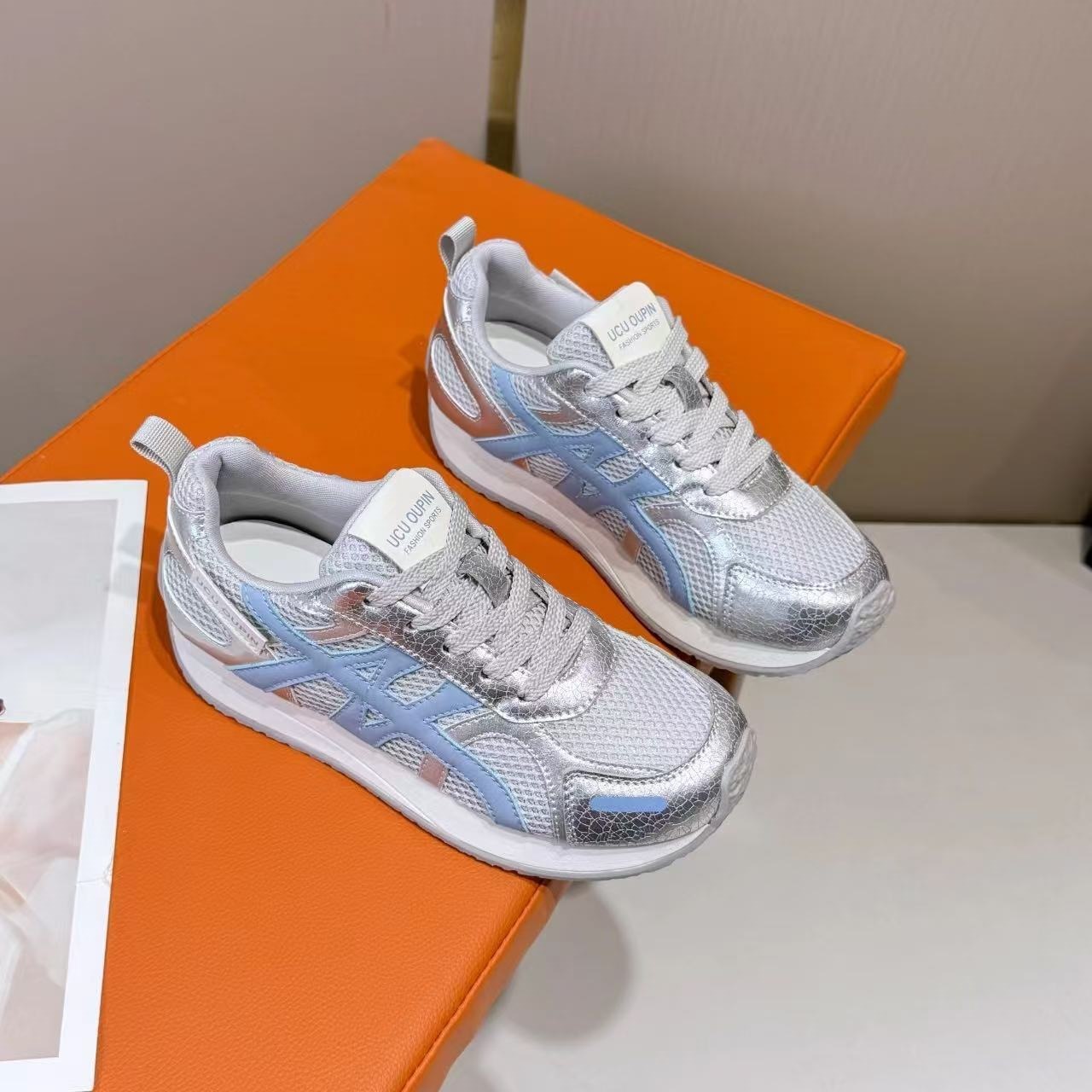 Zapatos deportivos de verano de malla transpirable 2026 nuevos zapatos de carrera de explosión con suela plana ligera y suave zapatos de caminar ultraligeros