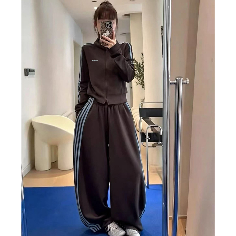 Autumn new American retro casual style sportswear set: a relaxed, loose-fitting, and slimming sweatshirt paired with wide-leg pants, a two-piece outfit