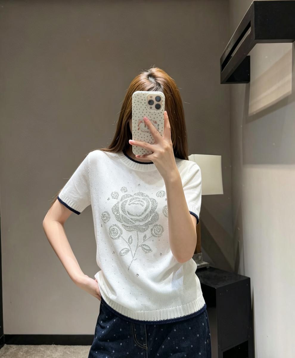 High-Quality Camellia Rhinestone Brand Logo Embellished Knitted Pullover With Round Neck And Short Sleeves, Light Luxury, Simple,_ecoleips.com