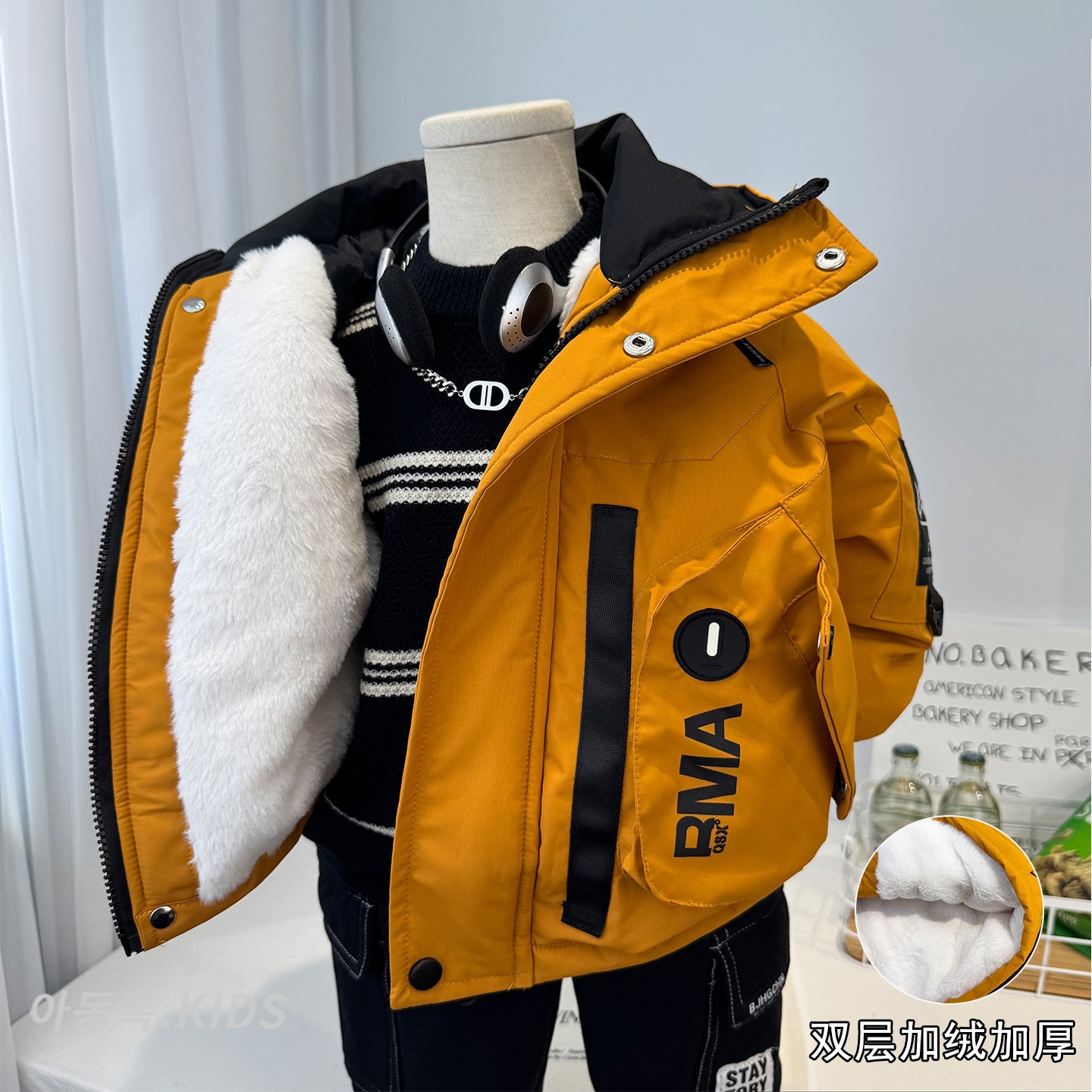 Boys' fleece-lined cotton-padded jacket, 2026 winter new style, thickened hooded coat, fashionable winter warm cotton-padded coat for babies.