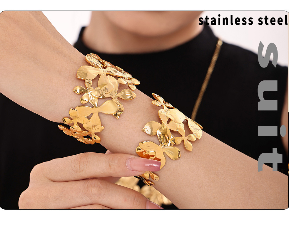 Offenes Armband mit quadratischer Zuckerblumenstruktur aus farbechtem Titanstahl, modisches und extra breites Armband_voghion.com