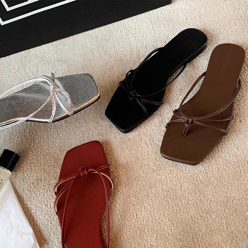 Grava Madre verano nuevo estilo francés cuadrado correa hueco clip tacones gruesos zapatillas frías para mujeres