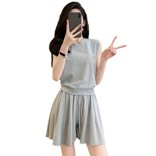 Salt-inspired light mature casual sports set for women, summer 2025, gray sleeveless top with high-waisted shorts, two-piece set