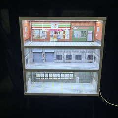 1:64三层带灯光车库展示盒 小比例拼装款车模场景收纳盒带防尘罩