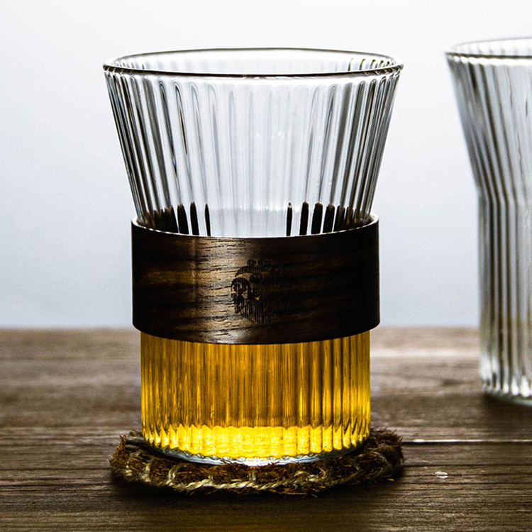 Luz de lujo patrón vertical taza de café vidrio de borosilicato taza de café a rayas hogar taza de una sola capa con aislamiento de astillas de madera taza de leche