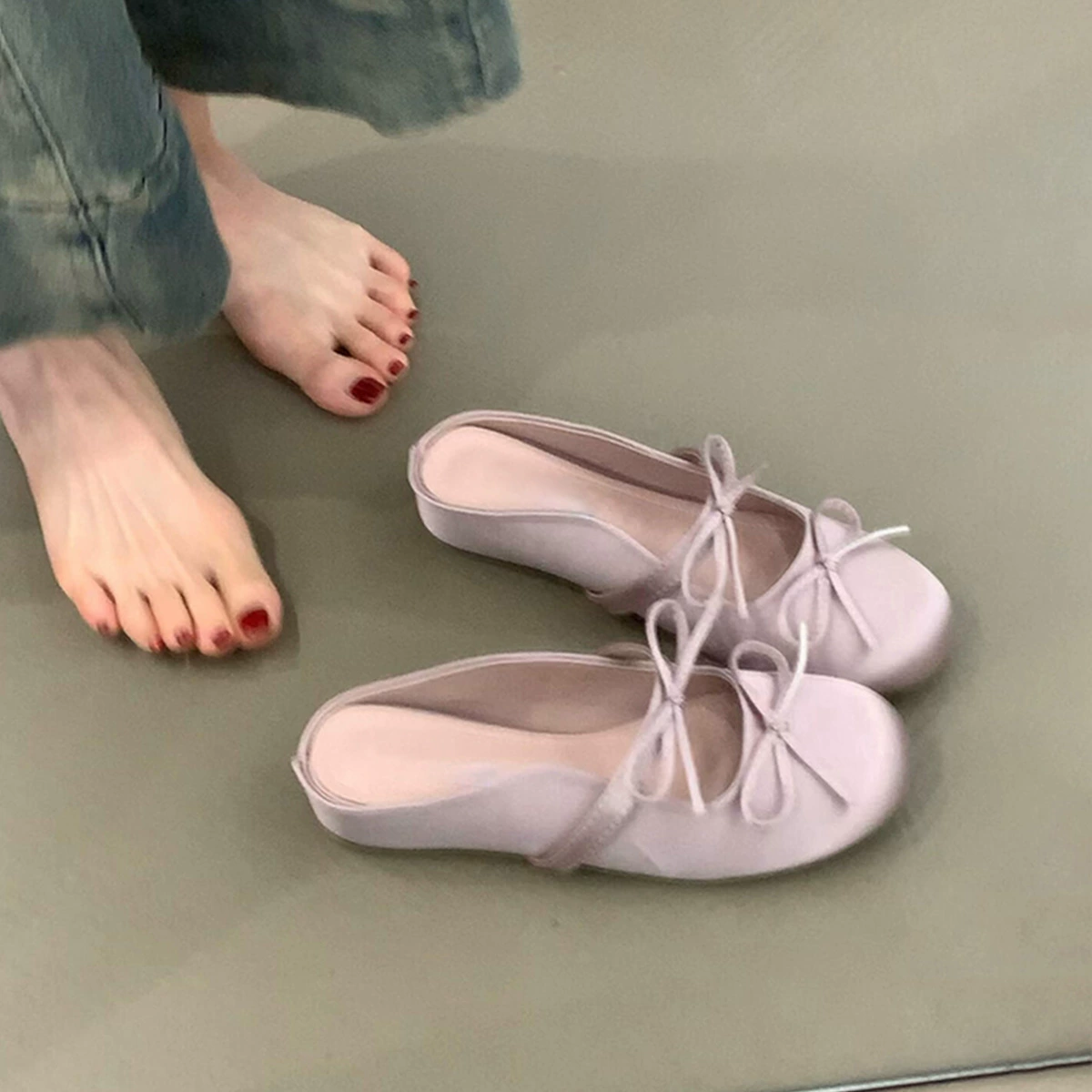 Женские сандалии-полусапожки с внутренним утолщением, плоской удобной подошвой, бантом, цельной атласной круглой носочной частью.