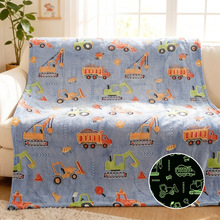 跨境夜光法兰绒毛毯荧光毯工程车发光儿童毯礼物懒人毯午睡毯