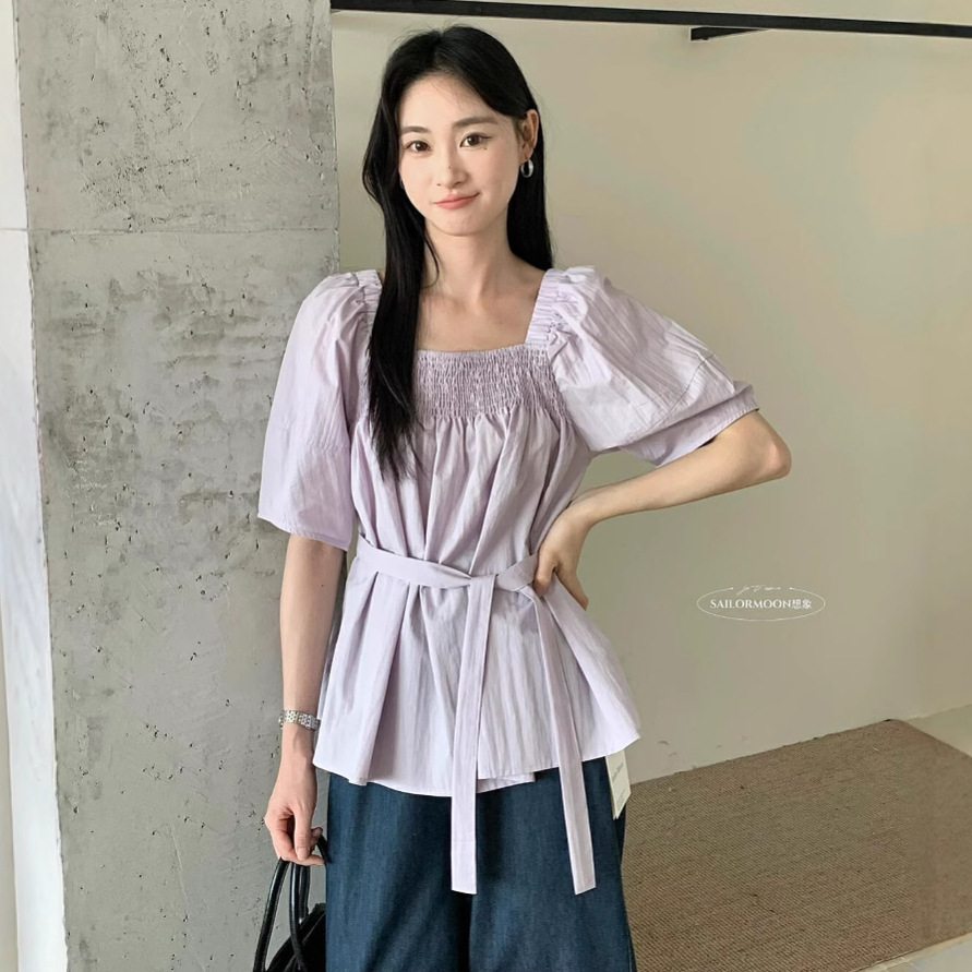 Imagina el viento suave de SAILORMOON, un cuello cuadrado con un hombro y una cintura, una camisa de diseño con serpentina