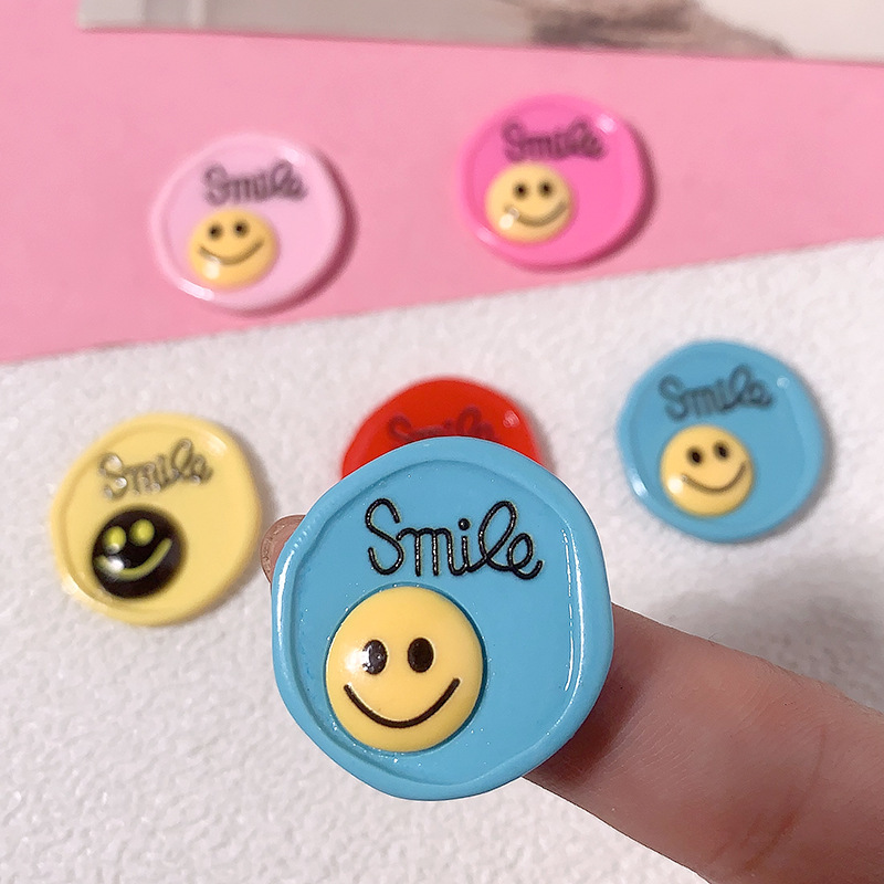 Resina sonriente creativa con cáscara de teléfono móvil agujero agujero zapatos llaveros taza de agua aislante DIY accesorios para el cabello caja de almacenamiento refrigerador