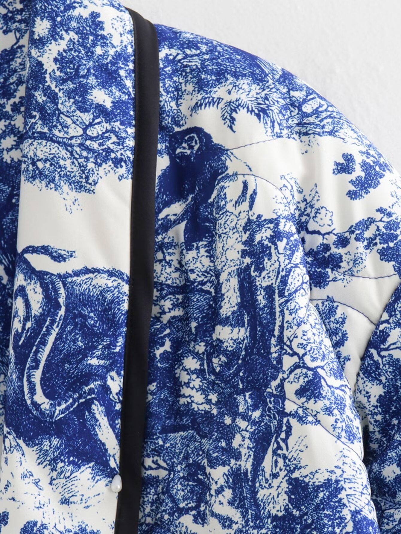 Neue Damenbekleidungskollektion Herbst 2023: Dreifarbige, gestreifte, dekorativ bedruckte, gesteppte, warme Baumwolljacke_voghion.com