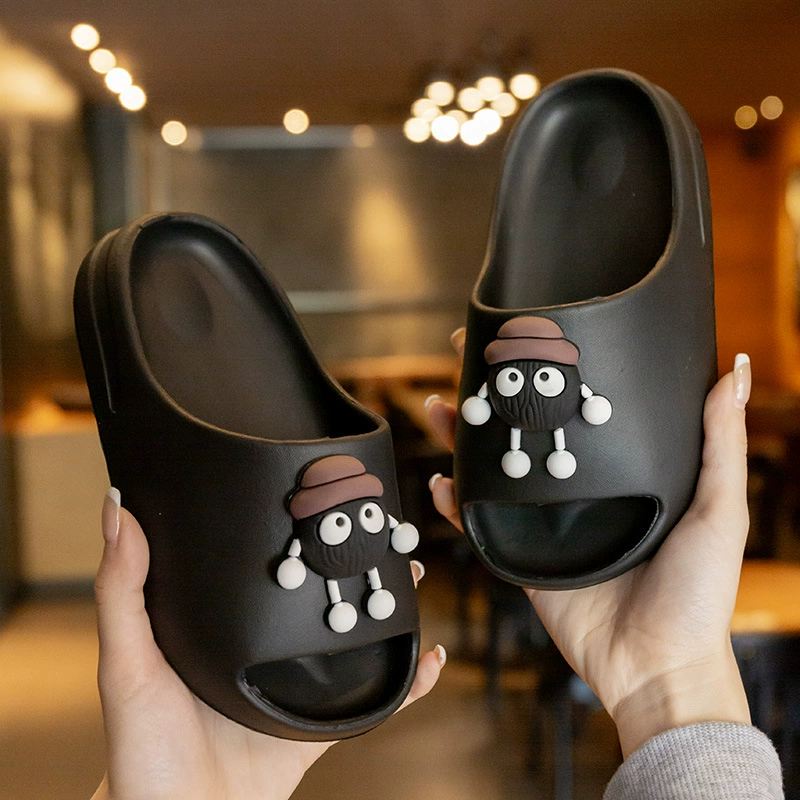 Детские тапочки из ЭВА, которые летом кажутся какими-то дерьмовыми для мальчиков и девочек. Детские уличные сандалии с милой мультяшной мягкой подошвой на толстой подошве.