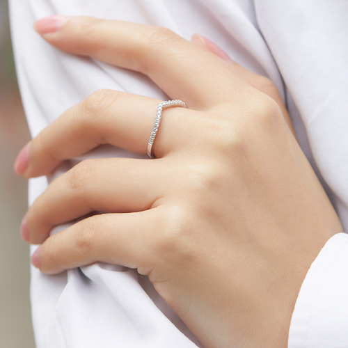 Tonglin S925 silver ring for women, simple and fashionable V-shaped row of diamonds, micro-set zircon index finger ring manufacturer, dropshipping