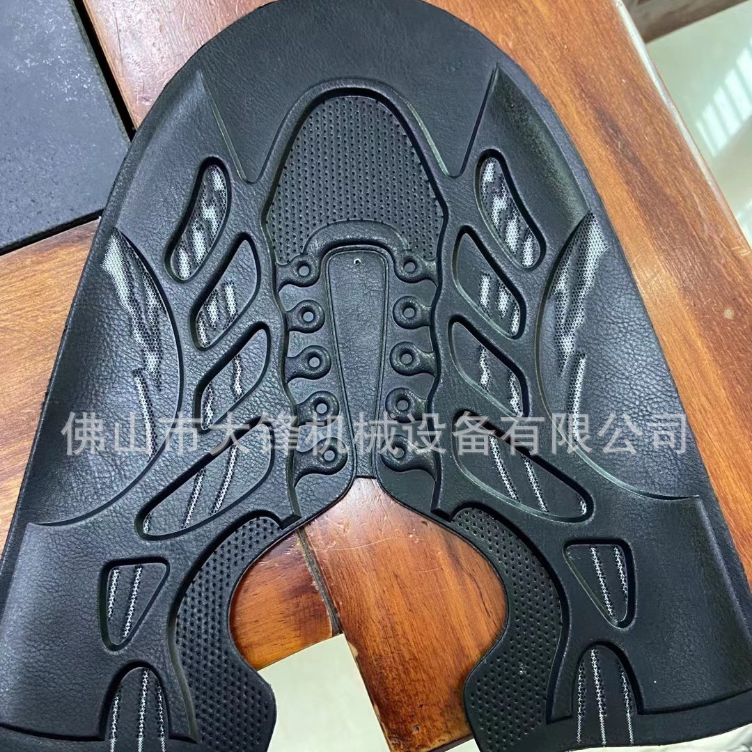 TPU�˶�ЬЬ���⳵�칤������һ��Ь����ѹ���ͻ�Ь��3D���ͻ�