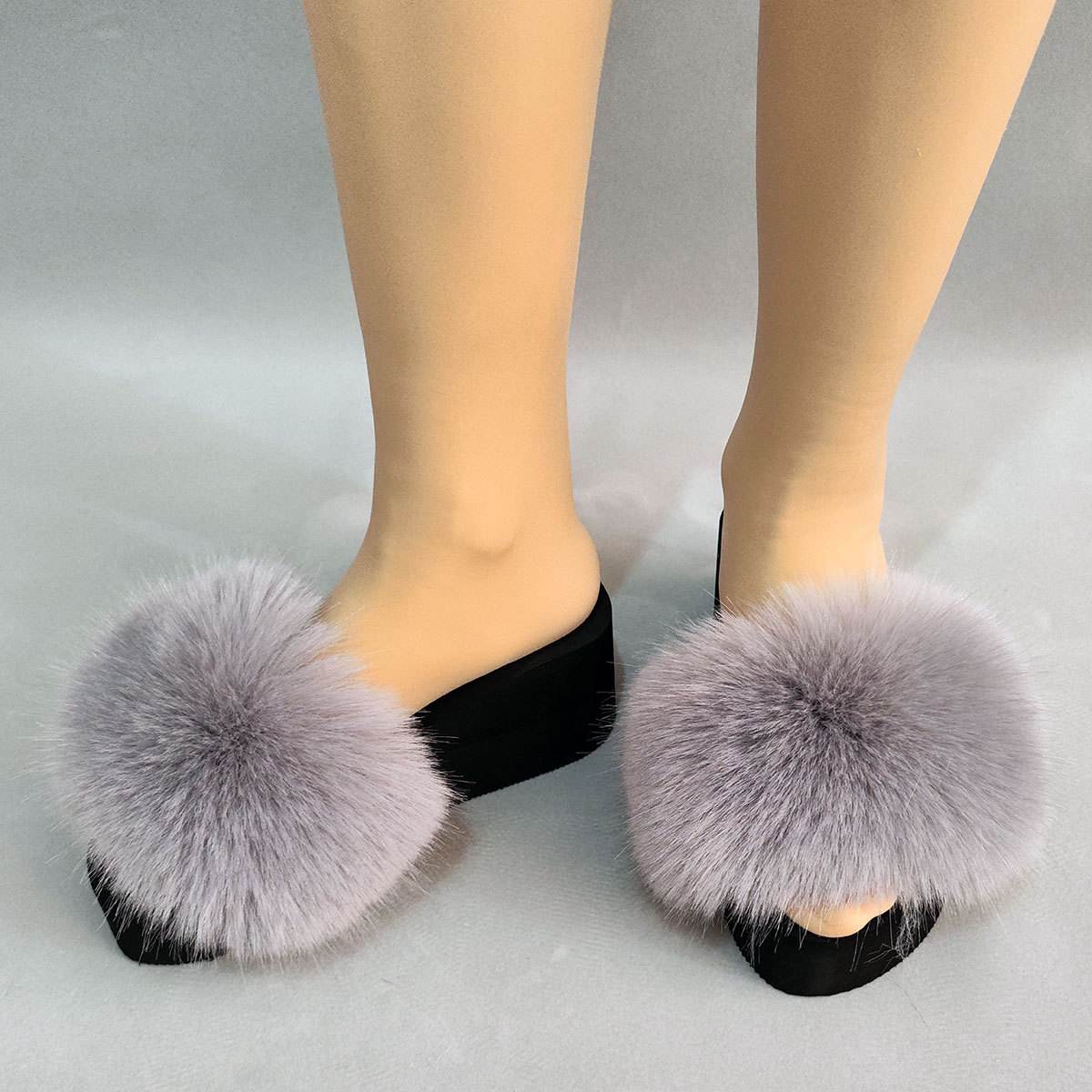 Estilo explosivo, aumento de las celebridades de Internet para el hogar, el mismo estilo, piel de zorro, todo fósforo, antideslizante, zapatillas de una palabra con fondo de bizcocho femenino de moda