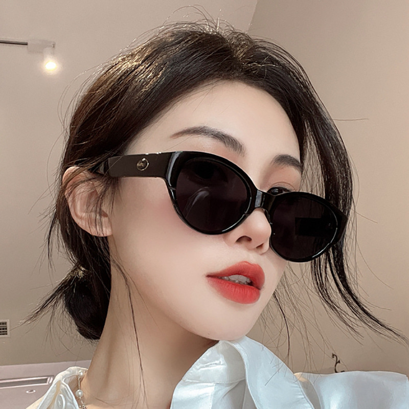 Nuevo estilo de alto grado Oval CAT EYE personalidad gafas de sol de moda cara simple pequeño desgaste esencial gafas de sol