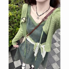 2枚/セットの甘い小柄な腰を収めたデニムストラップワンピース女性の透かし彫りレトロな日焼け止めニットカーディガン