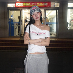 彫刻家斜め襟オフショルダーホットガールベルト付きショート Tシャツ 2025 夏の女性のインルーズプリント半袖トップ