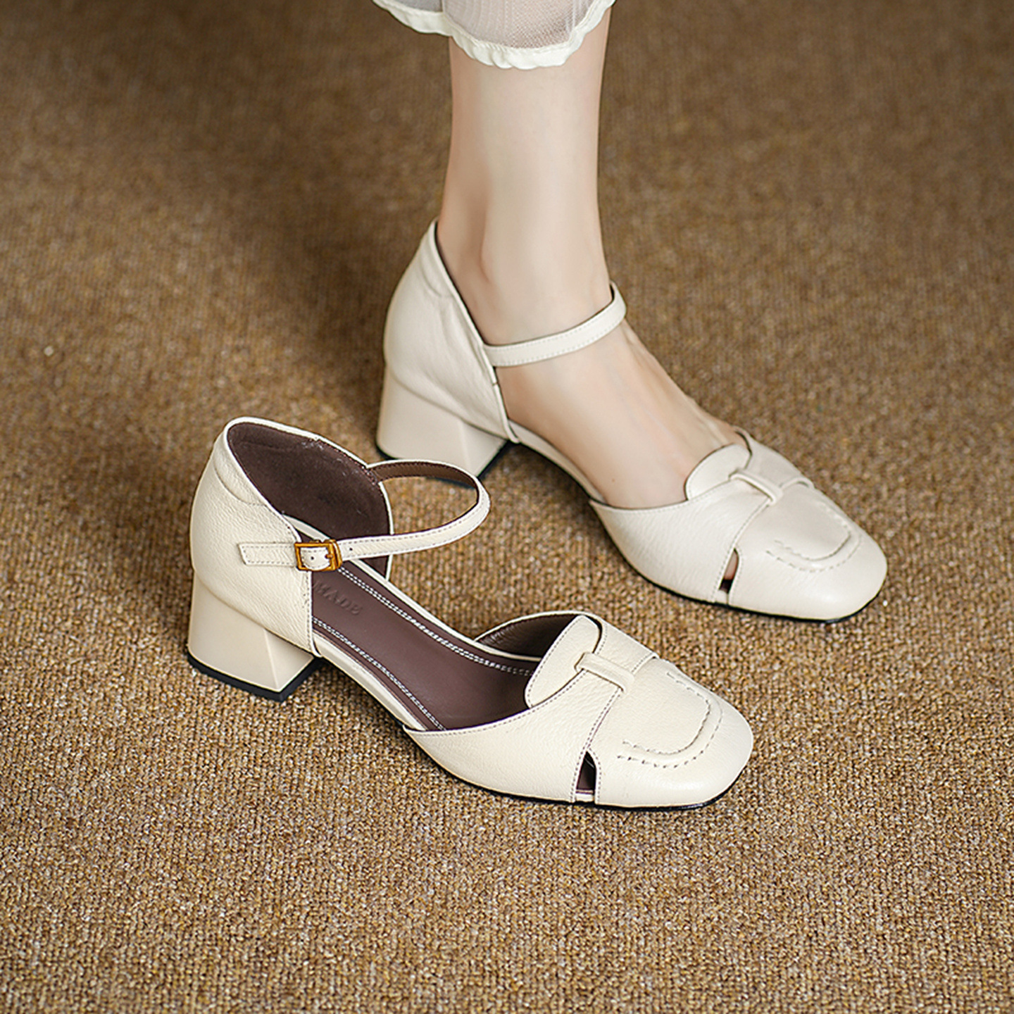 Sandal nữ da dê chạm trổ hoa văn, gót vuông 4,5 cm, mũi vuông hở mũi — đen