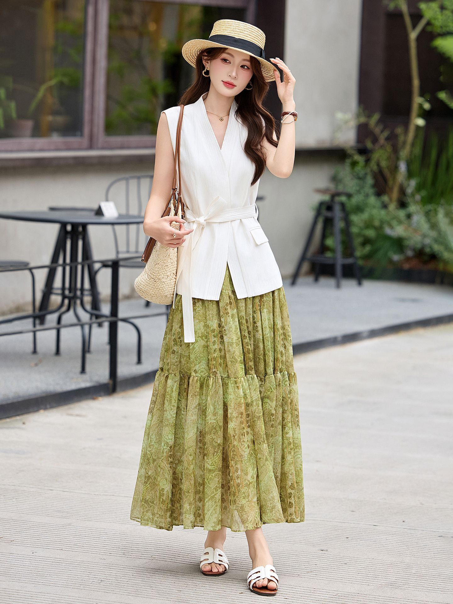 Bộ váy hai mảnh gồm áo vest không tay cổ V và chân váy midi họa tiết hoa, phong cách kỳ nghỉ — màu trắng, màu kaki, màu cà phê