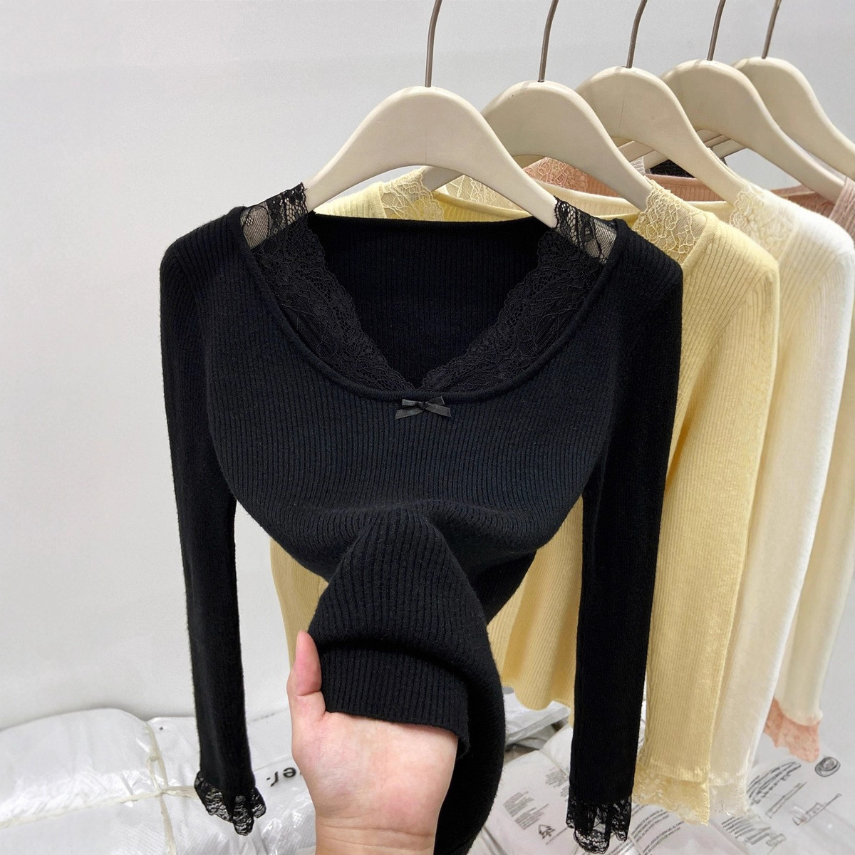 Pure and alluring lace-trimmed knit sweater for women, new autumn and winter style, slim fit, sexy inner layer sweater top.
