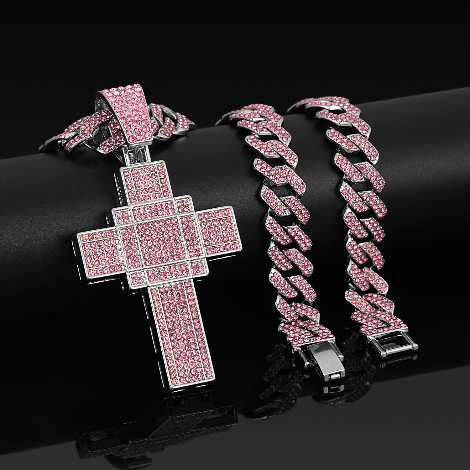 Collana con croce tridimensionale rosa oversize da donna_voghion.com