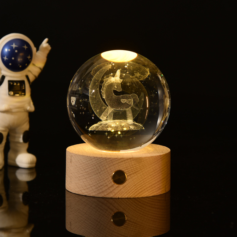 Lámpara decorativa con bola de cristal 3D | Luz nocturna LED con base de madera y grabado de galaxia o luna
