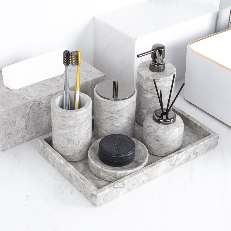 Baños de mármol nórdico de cuatro o cinco piezas, botellas de desinfectante para manos, lavabo, lavabo, bandeja de almacenamiento, baño