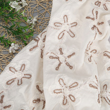 供应打孔女装童装棉布 盘带五瓣花型绣花布料 立体花气质春夏面料