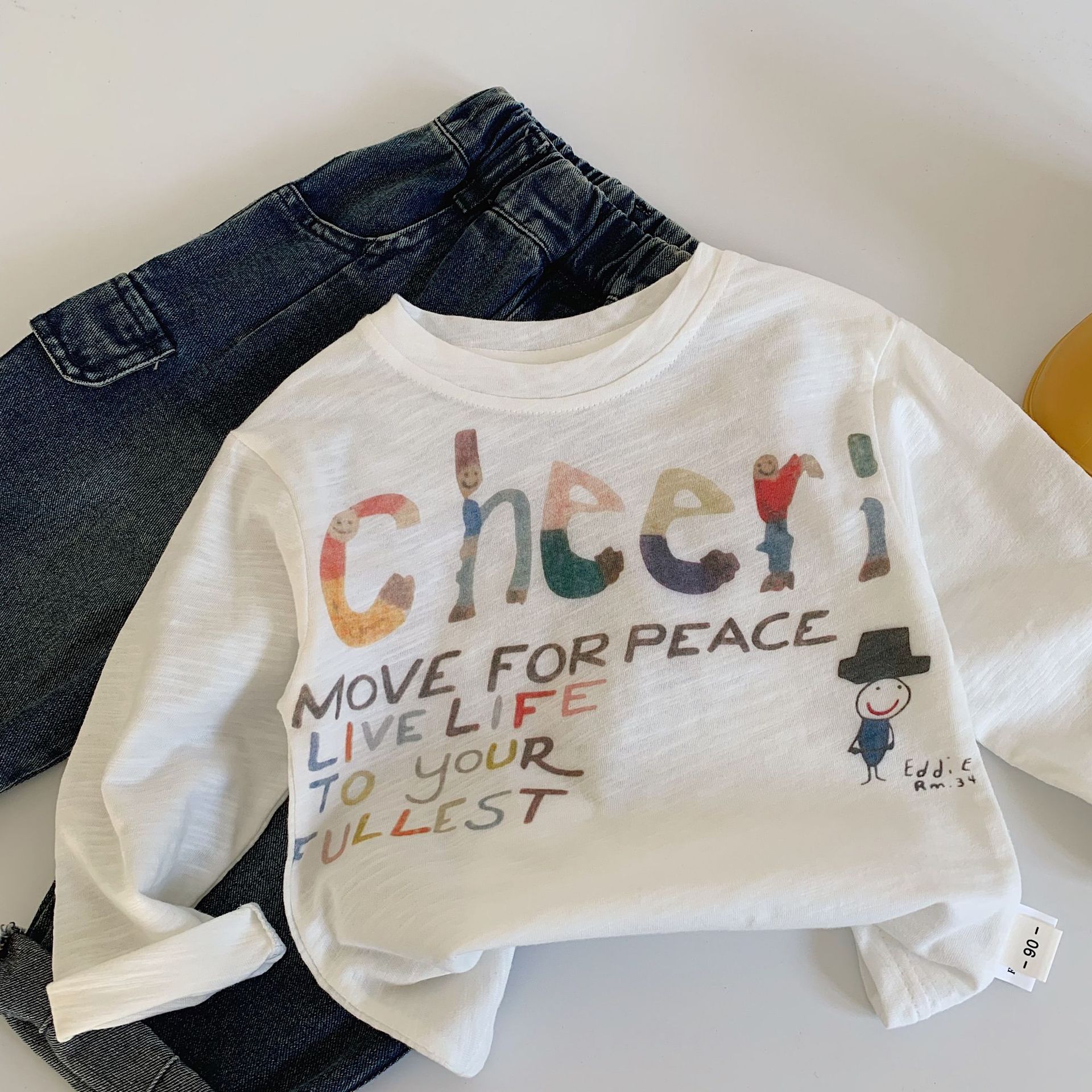 Mai Bao camiseta infantil 2025 primavera y otoño nuevo estilo de letras digitales impresión de camiseta de cuello redondo camiseta de base camiseta casual