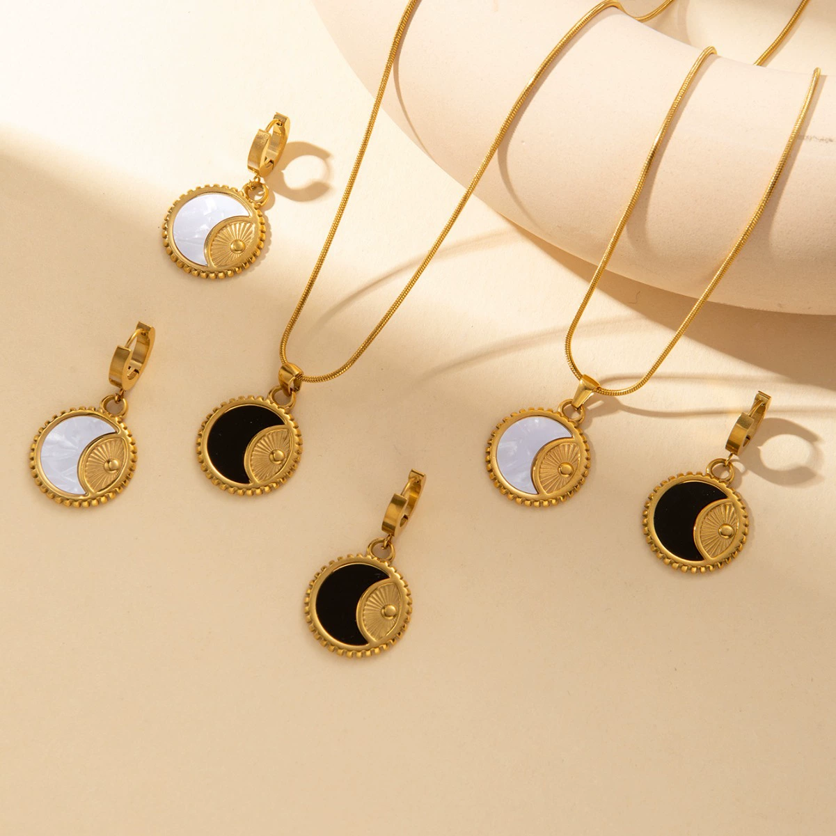 Интернет-красный новый продукт титановая сталь черно-белое колье-серьги-сербы из двух частей