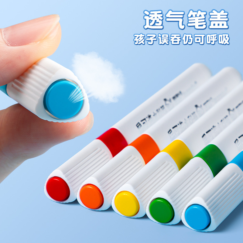 Un pincel de color especial para pinturas de arte de estudiantes de jardín de infantes se puede lavar con agua.