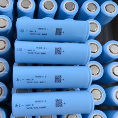 EVE亿纬21700锂电池40PL 4000mAh17.5C高倍率70A放电全极耳无人机