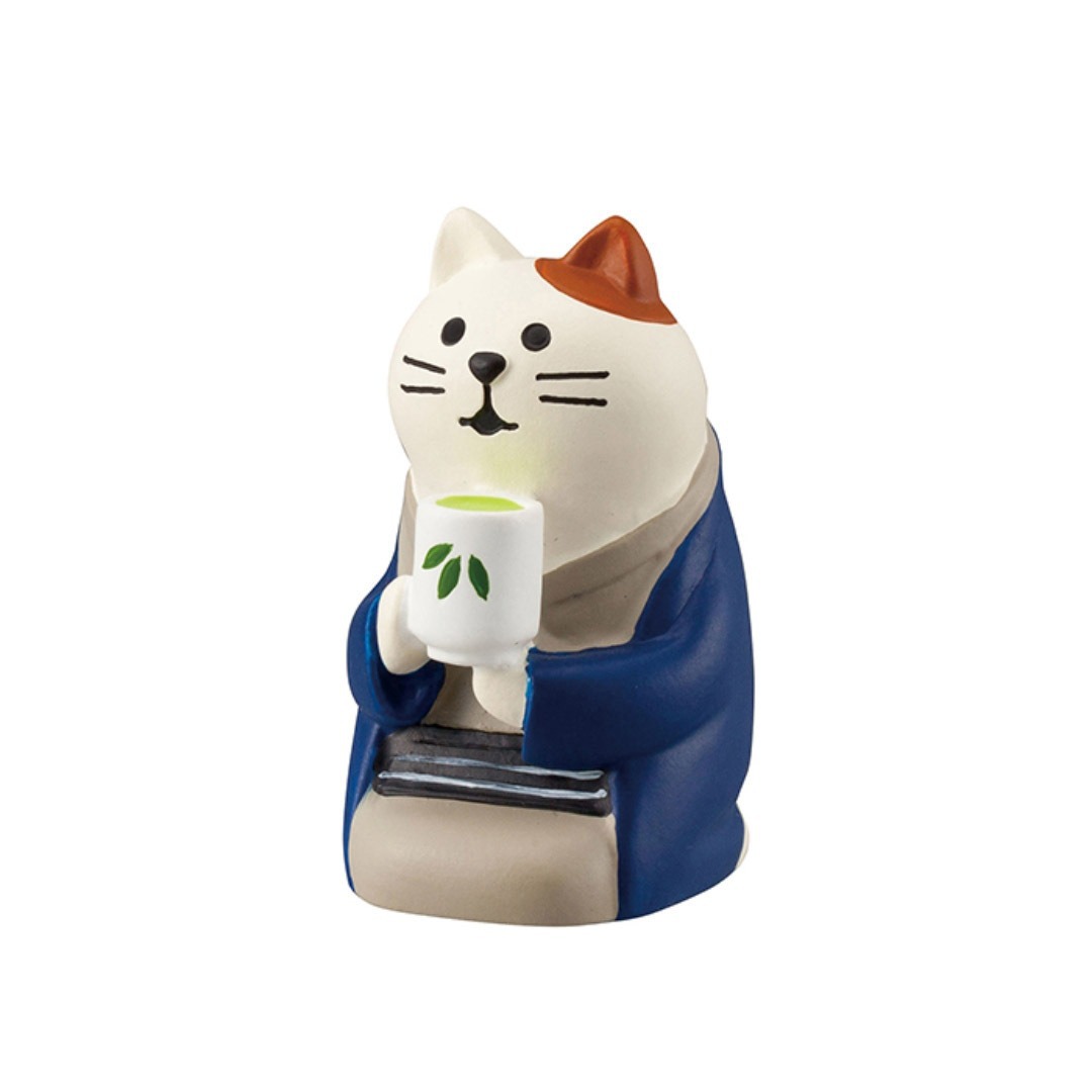 무릎을 꿇고 차를 마시는 흰 고양이