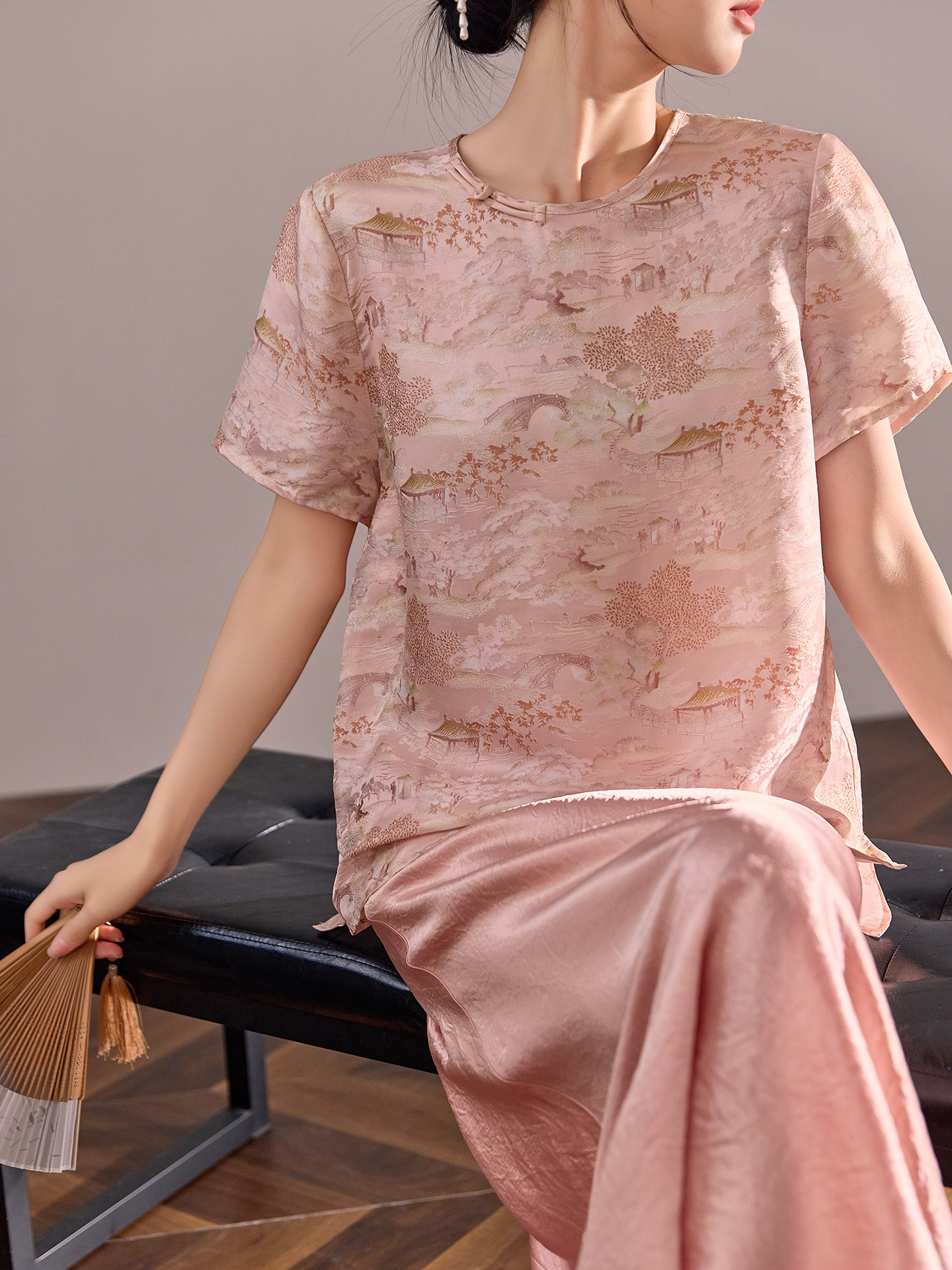 Áo thun cổ tròn tay ngắn phong cách Tân Trung Hoa đính khuy vải, chất liệu lụa tơ tằm jacquard — Màu hồng, màu mơ