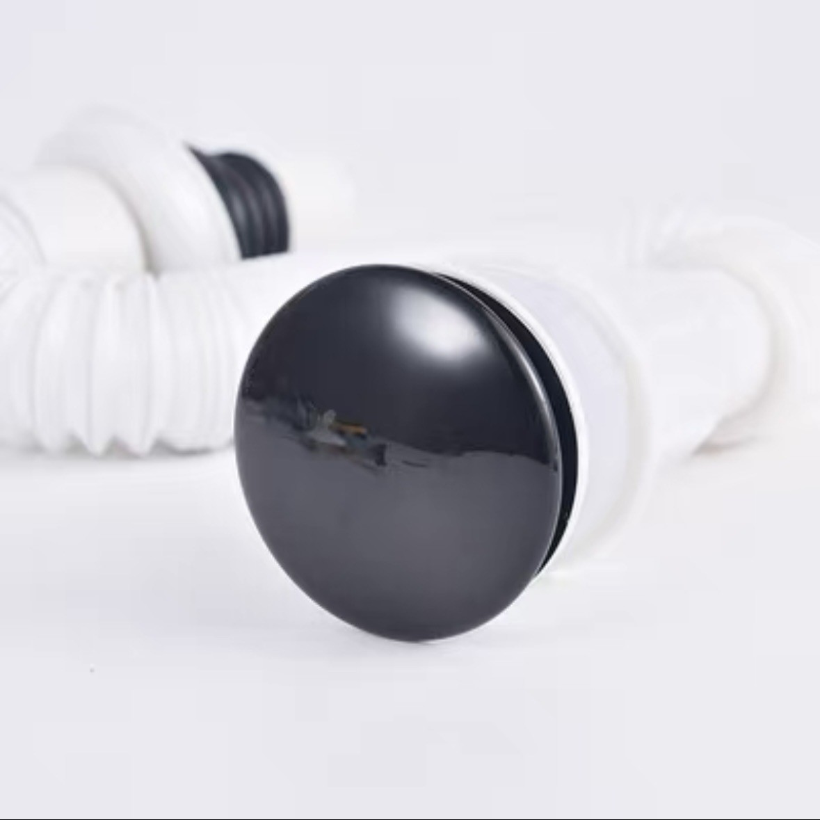 Juego completo de tapa de cerámica negra incluyendo tubería de alcantarillado.