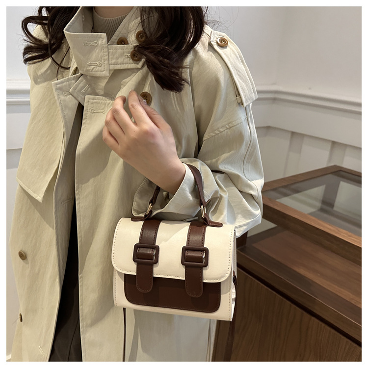 A new 2024 trendy and retro single-shoulder crossbody small square bag for girls, a niche British-style handbag undefined