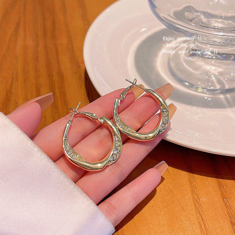 2023 nuevo estilo simple y moderno, todo fósforo, pendientes de alta gama, pendientes de diseño, pendientes de anillo de metal de diamantes, mujeres