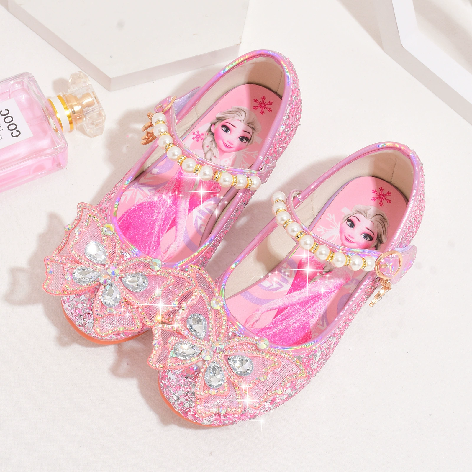 Кожаная обувь Эльзы для девочек Эльзы с мягкой подошвой и кристаллами Обувь принцессы для маленьких девочек 2022 Весенне-осенняя модная детская обувь