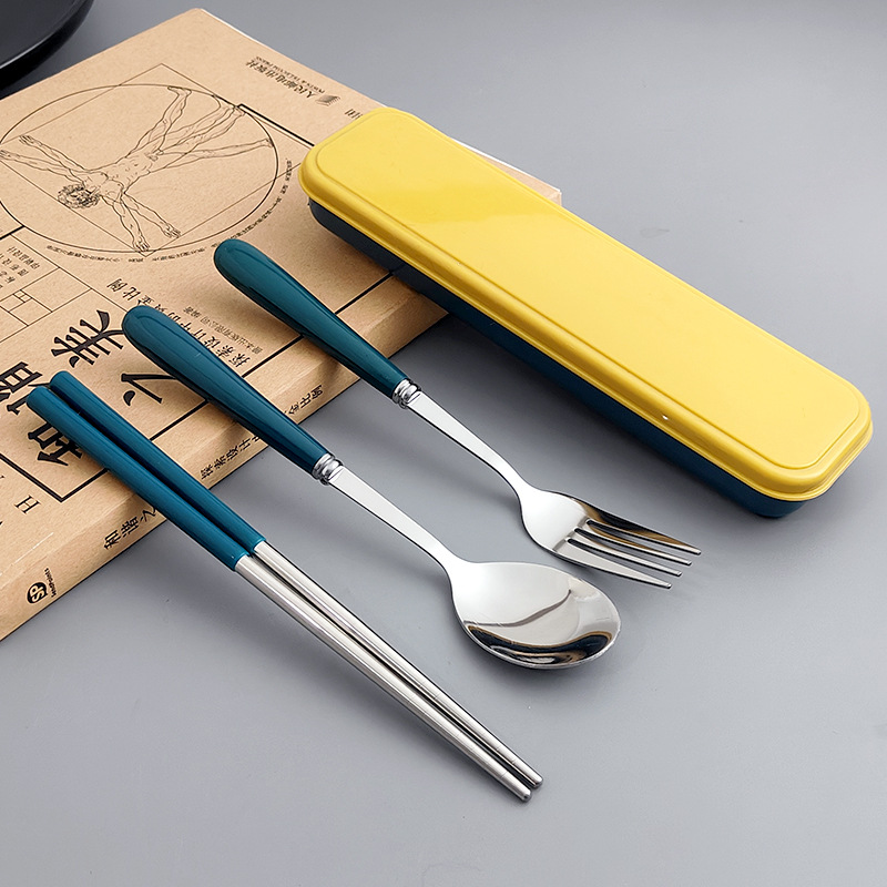 Internet celebridad mango de plástico vajilla portátil cuchara de acero inoxidable tenedor palillos caja de almacenamiento estudiante viaje de tres piezas conjunto traje