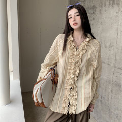 ストライプのシャツの女性のデザイン感が小さいです。