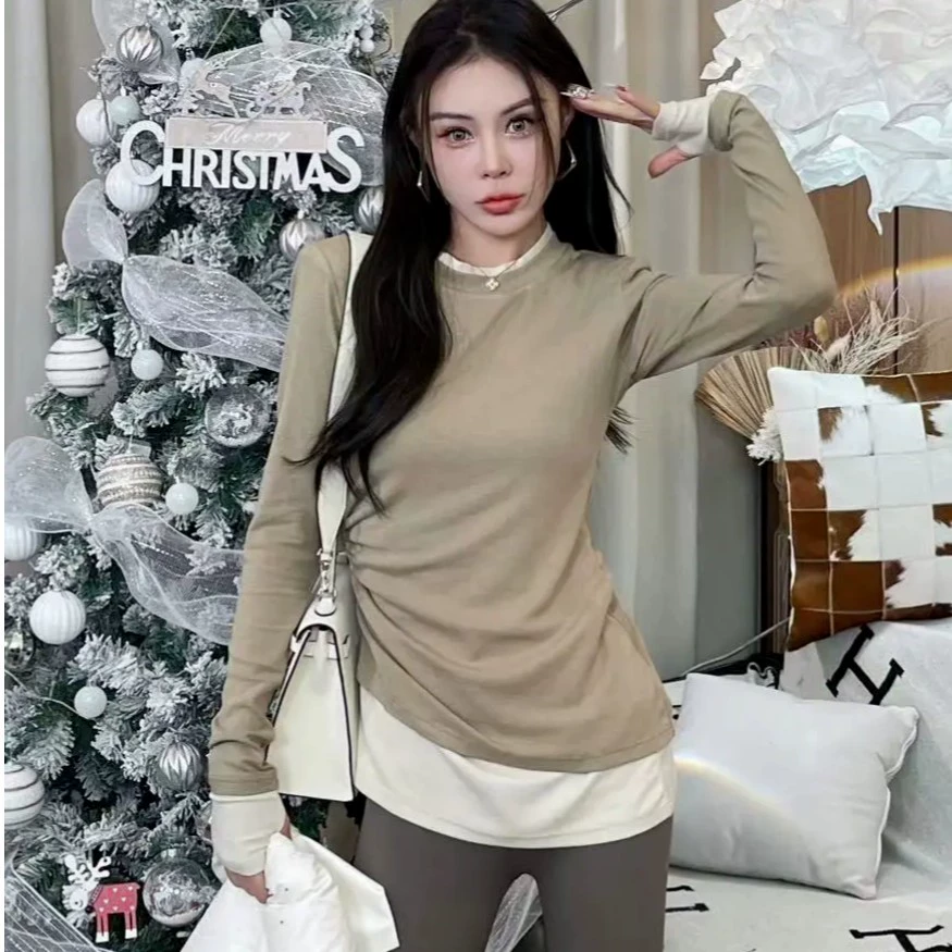 Фабрика источника с иностранными складками и цветными футболками с длинными рукавами