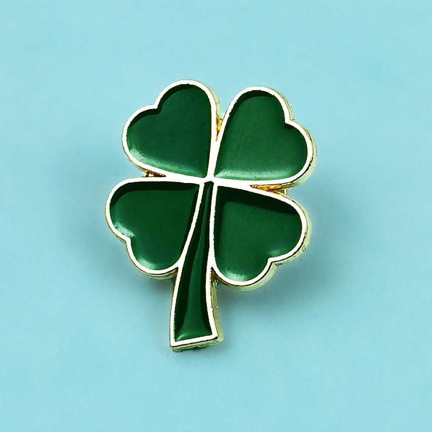 Lucky Clover Broche Aleación Gota Aceite Ropa Bolsos Pin Accesorios Chicas Joyas lindas Insignias al por mayor