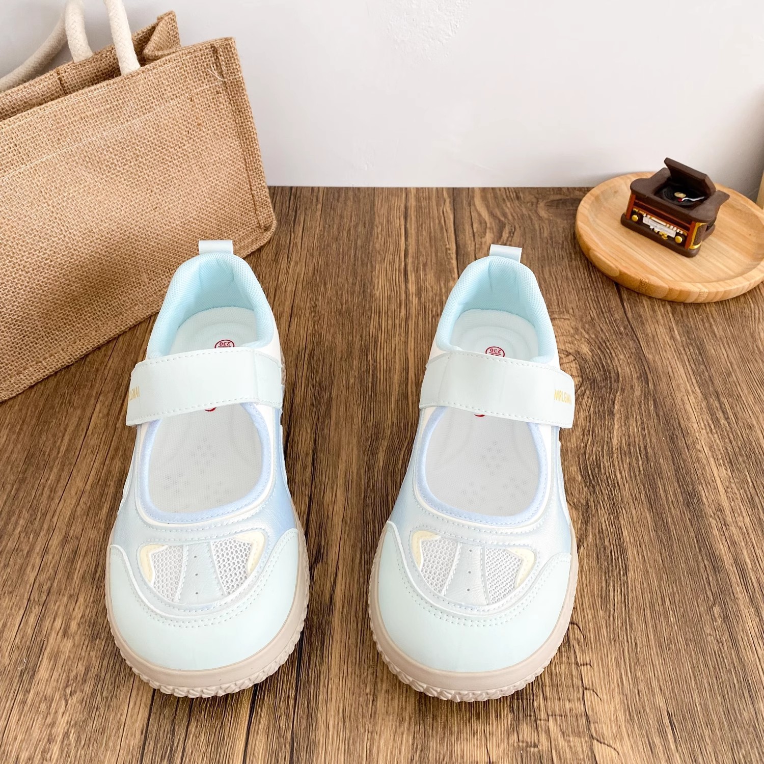 2026 primavera y verano malla transpirable velcro pequeño zapato blanco lindo viento moda versátil casual zapatos deportivos de mujer