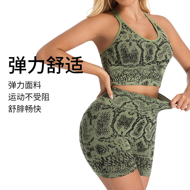 El nuevo traje deportivo de yoga con patrón de serpiente transfronterizo lleva un traje de yoga sexy para levantar las caderas fuera de la carrera, un traje de yoga con cintura alta y elasticidad de dos piezas. image 4