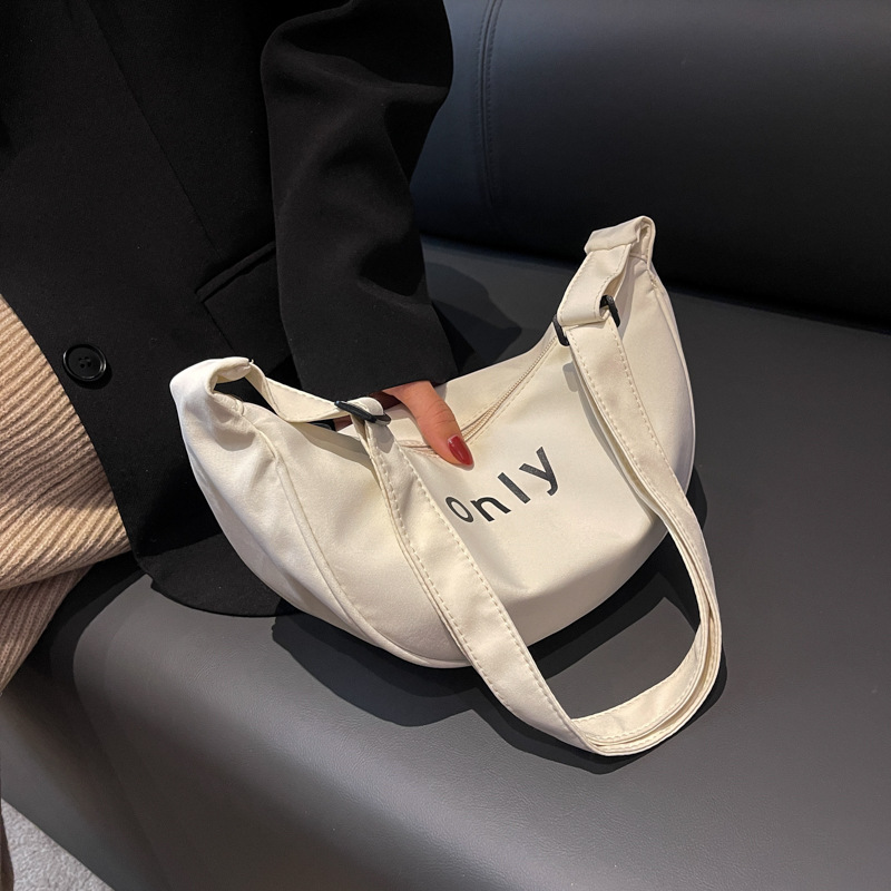 2022 nuevo bolso de las mujeres de alta calidad de moda todo partido hombro bolsa de mensajero popular estilo occidental nylon dumpling pequeña bolsa de moda