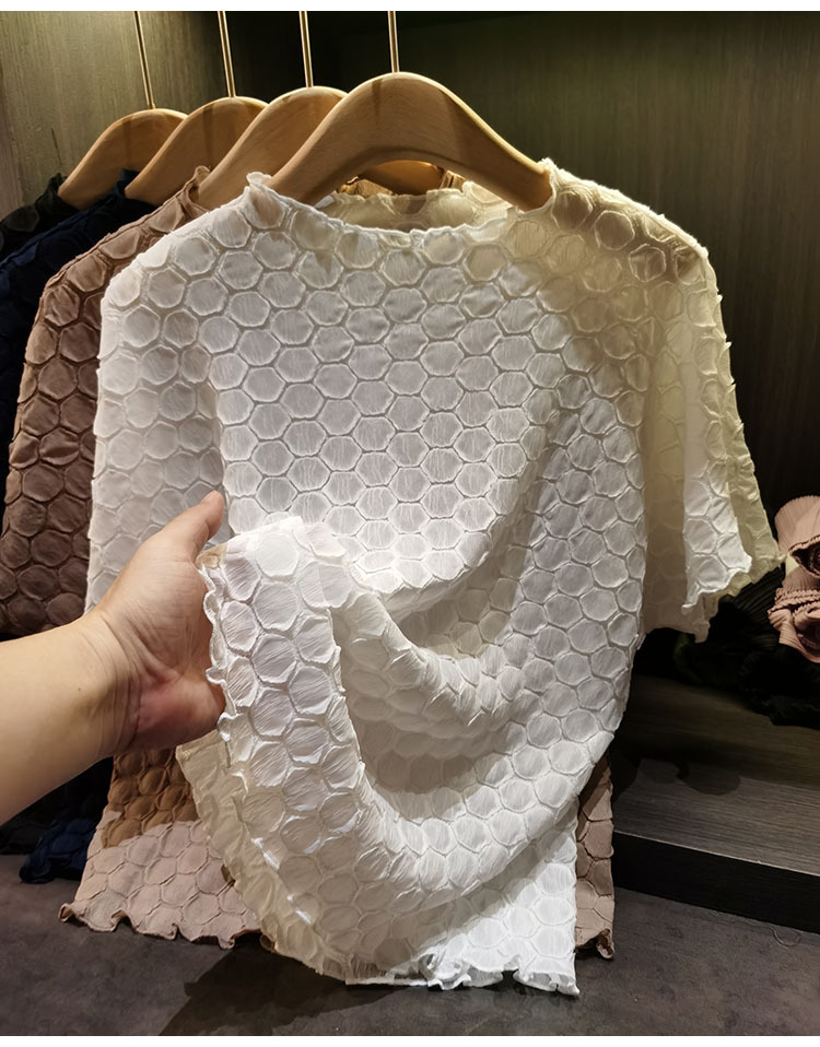 Áo thun nữ tay ngắn cổ tròn chất liệu cotton phối họa tiết ép hoa nhăn — màu đen, xanh lam, màu trắng, màu kaki chi tiết 5