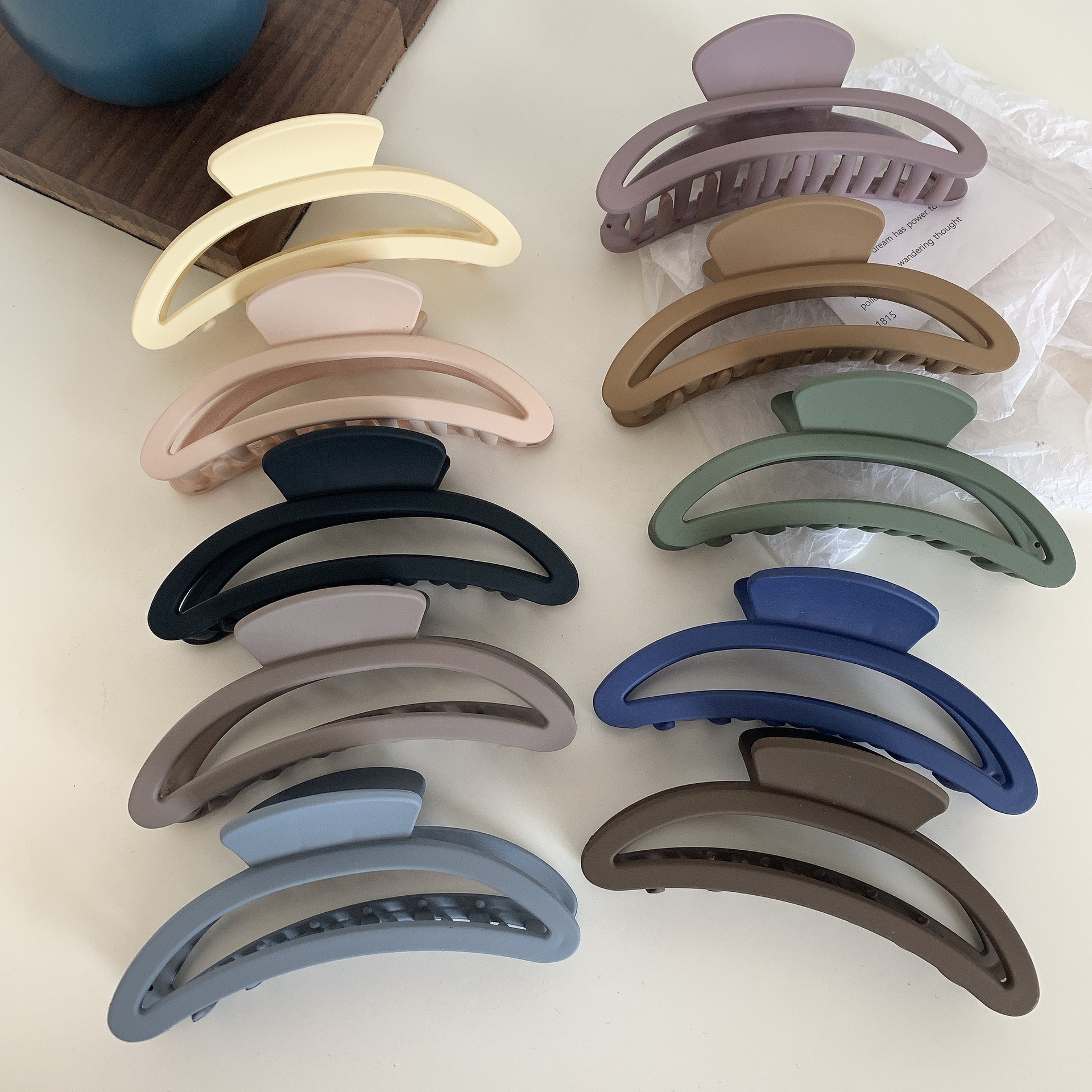 Suave Morandi color horquilla grande clip de tiburón Crescent esmerilado textura espalda Cabeza updo pelo clip accesorios para el cabello